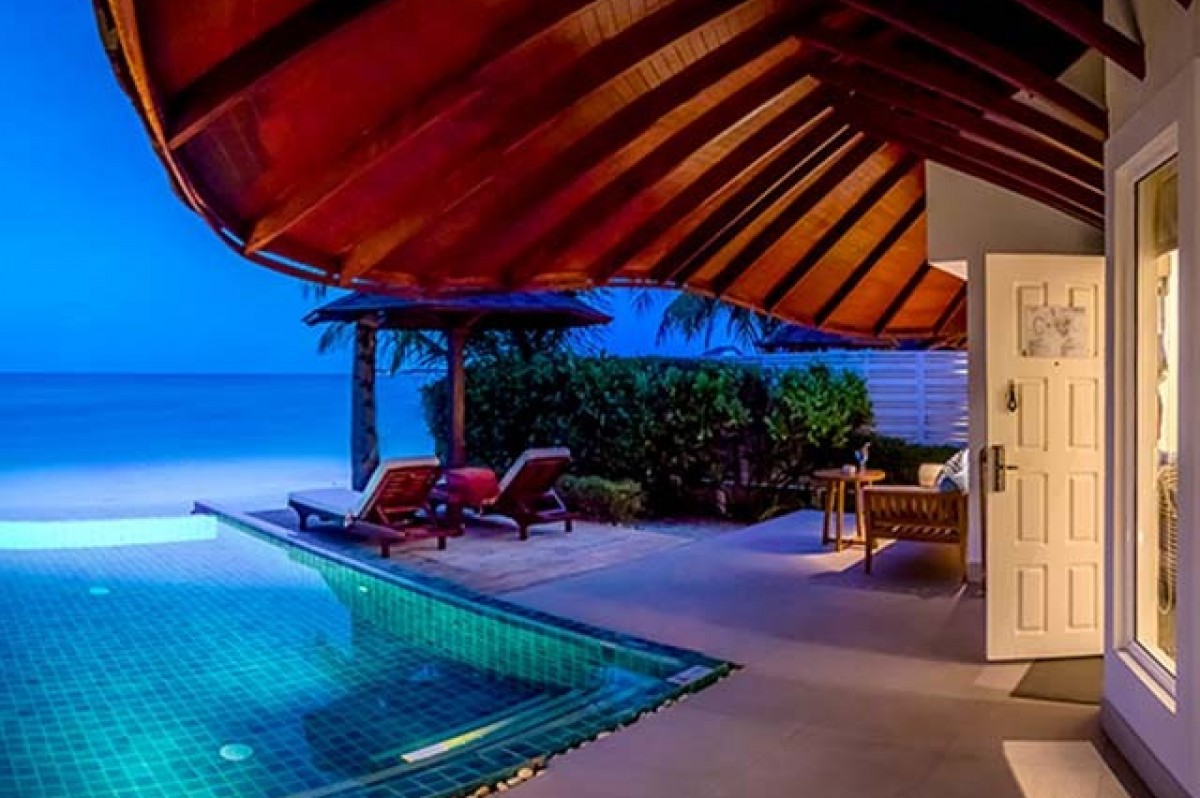 Centara grand island resort. Centara Grand Island Resort Spa Maldives. Centara Grand Island Resort & Spa 5*. Куреду отель Мальдивы. Центара Гранд Мальдивы ванна на улице.